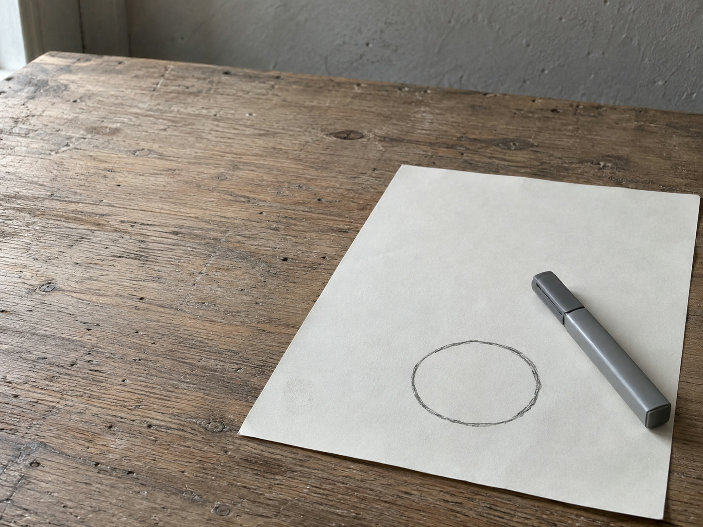 Una sola página de contrato impresa con una cláusula encerrada en un círculo a lápiz y un marcatextos al lado.
